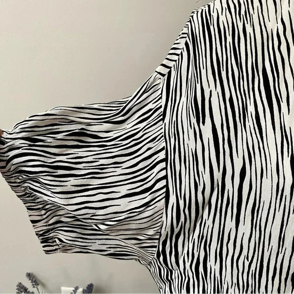 Three Dots Zebra Print Tie Front Blouse Large Black White Button Down - Picture 7 of 15